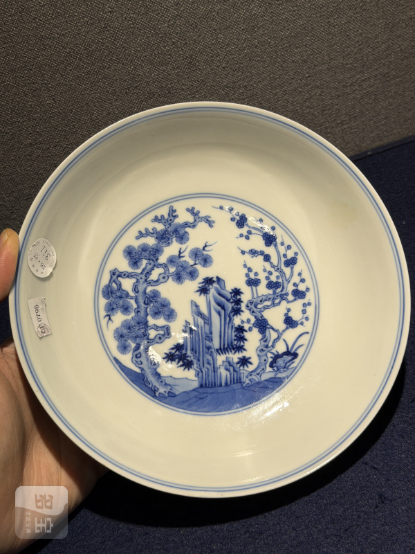 清乾隆 青花里松竹梅外宫苑婴戏图盘 - 图8